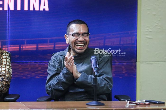 Anggota Komite Eksekutif PSSI, Arya Sinulingga, sempat tertawa saat hadir dalam sesi jumpa pers di Stadion Utama Gelora Bung Karno, Senayan, Jakarta, Senin (29/5/2023) sore.