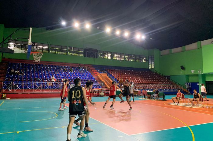 Suasana Ajang Mandiri 3x3 Indonesia Tournament yang diselenggarakan di GOR Bulungan, Jakarta Selatan, Minggu (28/5/2023).