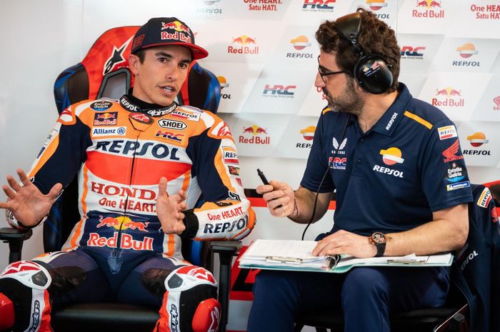 Pembalap Repsol Honda, Marc Marquez, berbicara dengan kepala kru, Santi Hernandez, di sela-sela seri balap pertama MotoGP Portugal musim 2023.