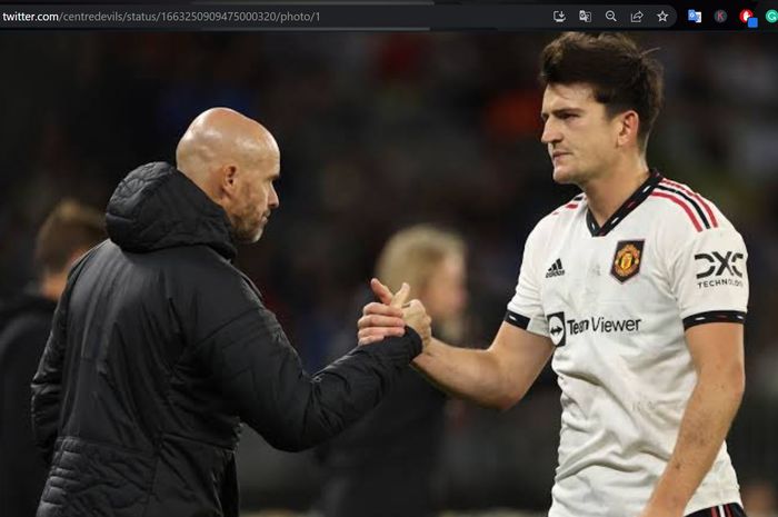 Erik ten Hag (kiri) bersama dengan Harry Maguire (kanan) dalam sebuah pertandingan untuk Manchester United.