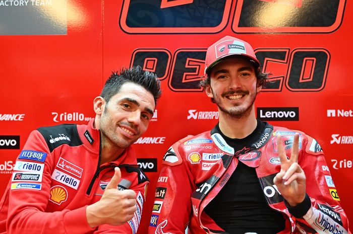 Pembalap Ducati Lenovo, Francesco Bagnaia (kanan), bersama pembalap penguji Ducati, Michele Pirro, di sela-sela seri perdana MotoGP Qatar musim 2022.