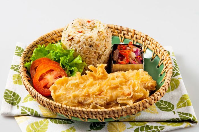Nasi liwet yang siap disajikan dengan sambal dan lauk ikan