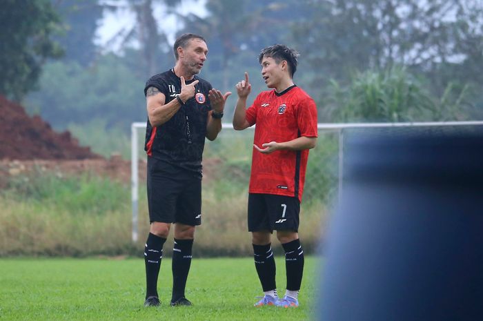 Pelatih Persija Jakarta, Thomas Doll, saat berbincang dengan Ryo Matsumura.