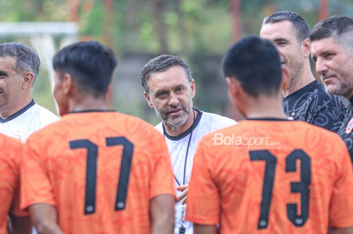Pelatih Persija Jakarta, Thomas Doll, sedang memberikan intruksi kepada para pemainnya saat berlatih di Lapangan Nirwana Park, Sawangan, Jawa Barat, Rabu (31/5/2023)