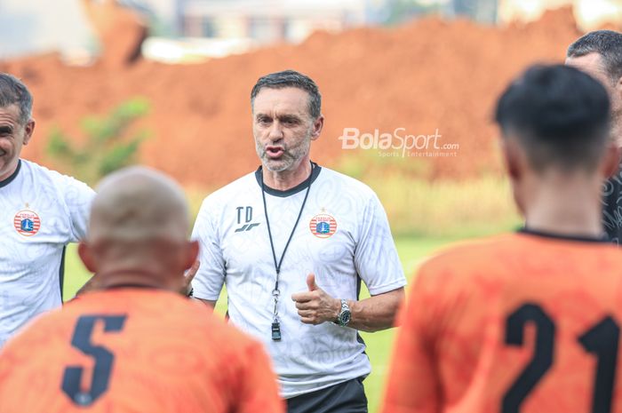 Pelatih Persija Jakarta, Thomas Doll, sedang memberikan intruksi kepada para pemainnya saat berlatih di Lapangan Nirwana Park, Sawangan, Jawa Barat, Rabu (31/5/2023)