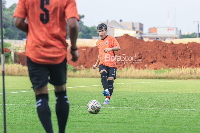 Pemain asing Persija Jakarta, Ryo Matsumura, sedang menendang bola saat berlatih di Lapangan Nirwana Park, Sawangan, Jawa Barat, Rabu (31/5/2023)