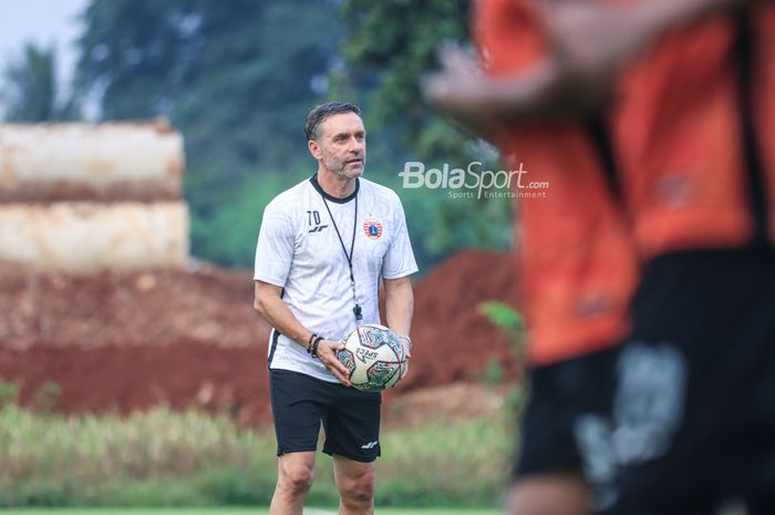 Pelatih Persija Jakarta, Thomas Doll, sedang memantau para pemainnya berlatih di Lapangan Nirwana Park, Sawangan, Jawa Barat, Rabu (31/5/2023)