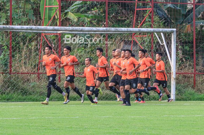 Sejumlah pemain Persija sedang melakukan jogging di Lapangan Nirwana Park, Sawangan, Jawa Barat, Rabu (31/5/2023)