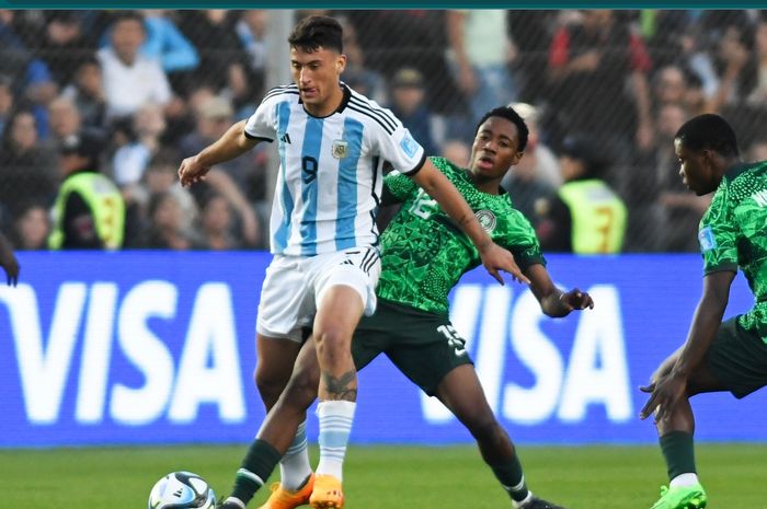 Argentina U-20 secara tragis harus angkat koper dari Piala Dunia U-20 2023. Meski berstatus tuan rumah, Argentina harus mengakui keunggulan 2-0 Nigeria di babak 16 besar.