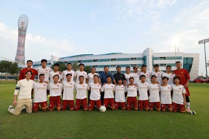 Menteri Pertahanan, Prabowo Subianto, berfoto bersama Persib Bandung U-17 di Aspire Academy Qatar