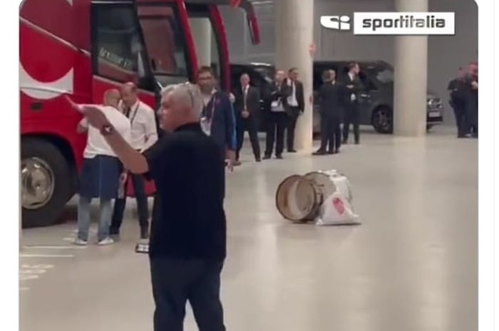 Jose Mourinho menyerbu wasit Anthony Taylor sampai parkiran stadion usai AS Roma dibekuk Sevilla pada final Liga Europa di Puskas Arena (31/5/2023).