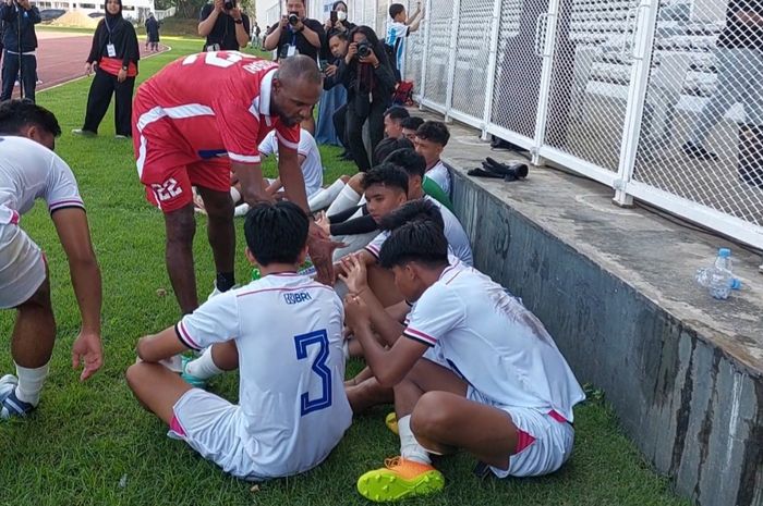 Legenda sepak bola dunia, Eric Abidal saat memberi motivasi ke para pemain muda Indonesia di Stadion Madya, Kawasan Gelora Bung Karno (GBK), Senayan, Jakarta, Kamis (1/6/2023).