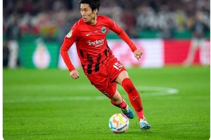Daichi Kamada akan segera bergabung ke AC Milan dengan kontrak 4 tahun dan gaji 3 juta euro per musim. 