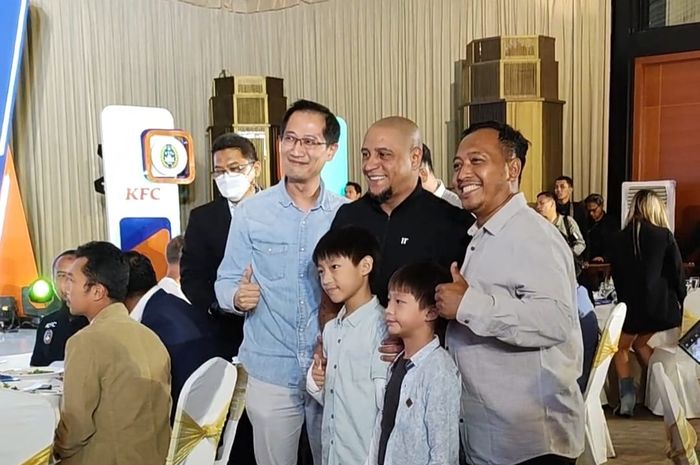 Legenda sepak bola asal Brasil, Roberto Carlos, berfoto bersama penggemar dalam acara meet and greet BRImo Future Garuda, Rabu (31/5/2023) di Jakarta.