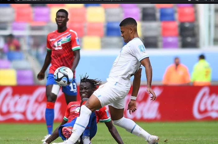 Timnas Gambia U-20 kalah dari timnas Uruguay U-20 dalam babak 16 besar Piala Dunia U-20 2023.