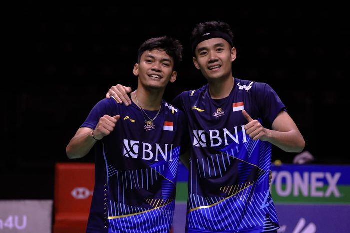 Ganda putra Indonesia, Muhammad Shohibul Fikri dan Bagas Maulana, merayakan kemenangan pada perempat final Thailand Open 2023 di Indoor Stadium Huamark, Bangkok, Thailand, 2 Juni 2023.