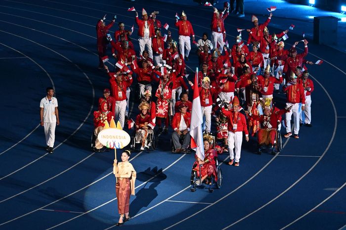 Defile kontingen Indonesia saat upacara pembukaan Asean Para Games 2023. Setelah menjadi juara umum tiga kali secara beruntun di Asean Para Games, tim Paralimpiade Indonesia membidik prestasi di Asia dan dunia.