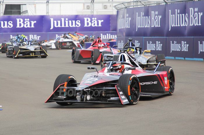 Pembalap Tag Heuer Porsche, Pascal Wehrlein, tengah bersaing Formula E Jakarta ePrix Seri ke-10 di AGI Jakarta International E-Prix Circuit (JIEC), Ancol, Jakarta Utara, Sabtu (3/6/2023).