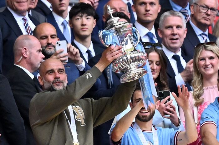 Pep Guardiola baru leluasa bicara treble winners usai membawa Manchester City menangi final Piala FA atas Manchester United di Wembley, London (3/6/2023).