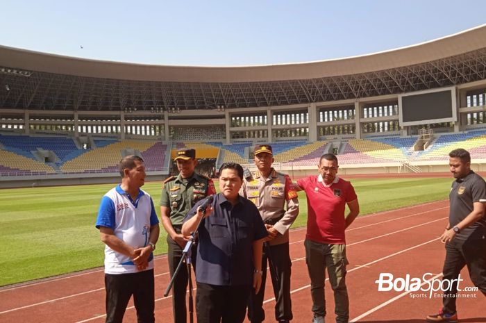 Ketua Umum PSSI, Erick Thohir saat menghadiri konferensi pers di Stadion Manahan, Solo pada Minggu (4/6/2023).