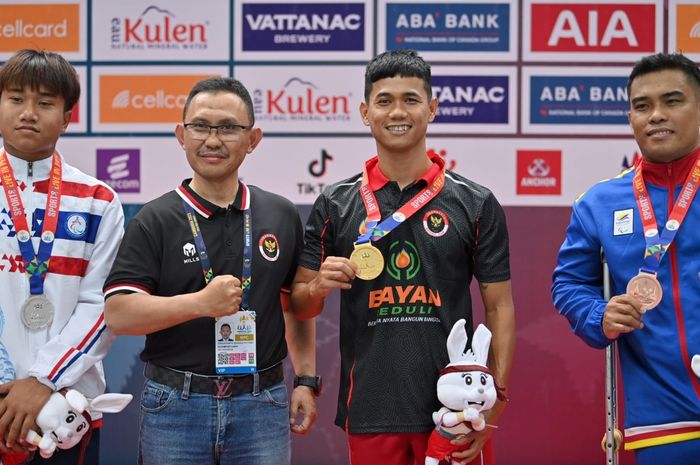 Atlet para renang Indonesia, Jendi Panggabean, berpose dengan medali emas nomor gaya bebas 400 meter putra S9 ASEAN Para Games 2023, Kamboja, Minggu (4/6/2023).