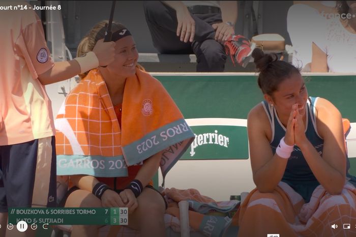Petenis Marie Bouzkova/Sara Sorribes Tormo (Rep Ceska/Spanyol) terlihat sempat tersenyum usai Aldila Sutjiadi/Miyu Kato (Indonesia/Jepang) didiskualifikasi dari French Open 2023 (Rolland Garros).