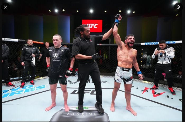 Israel Adesanya memprotes kekalahan penakluk petarung Indonesia, Kai Kara-France di UFC Vegas 74.