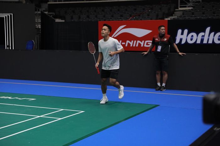 Pebulu tangkis tunggal putra Indonesia, Anthony Sinisuka Ginting, berlatih jelang Singapore Open 2023  di Singapore Indoor Stadium, Kallang, Senin (5/6/2023).