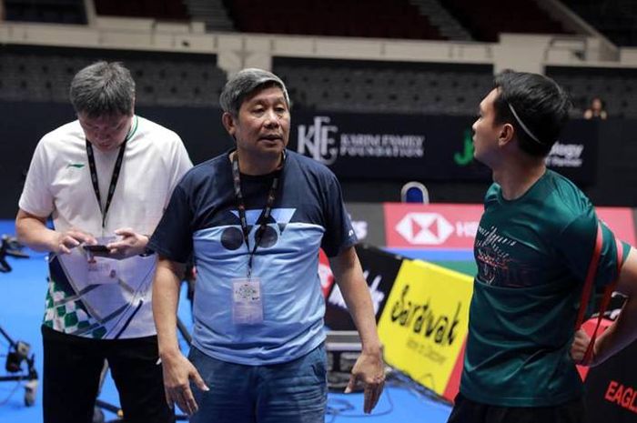 Pelatih ganda putra Indonesia di PBSI, Herry Iman Pierngadi (tengah) sudah mewanti-wanti para pemainnya tentang angin lapangan di Singapore Open 2023