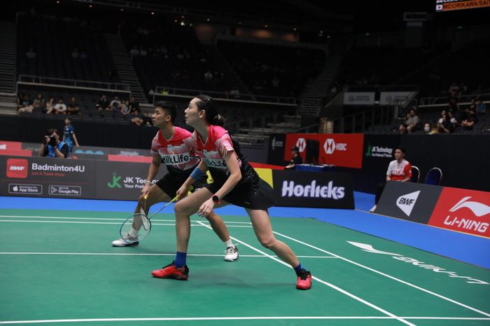 Ganda campuran Indonesia, Dejan Ferdinansyah/Gloria Emanuelle Widjaja, saat tampil pada babak pertama Singapore Open 2023 di Singapore Indoor Stadium, Singapura, 6 Juni 2023.