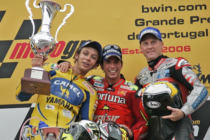 Ki-ka: Valentino Rossi, Toni Elias, dan Kenny Roberts Jr. saat merayakan hasil podium dari balapan MotoGP Portugal di Sirkuit Estoril, Portugal, 15 Oktober 2006. Elias mengalahkan Rossi untuk posisi pertama dengan gap 0,002 detik.