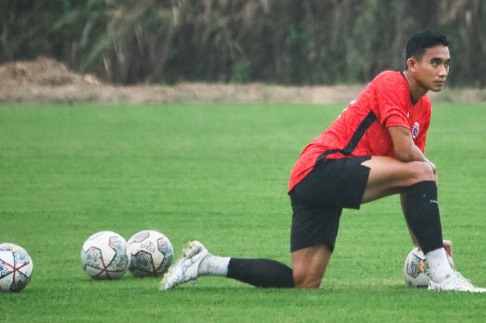 Pemain Persija Jakarta, Rizky Ridho yang terlihat tengah mejalani latihan bersama tim.