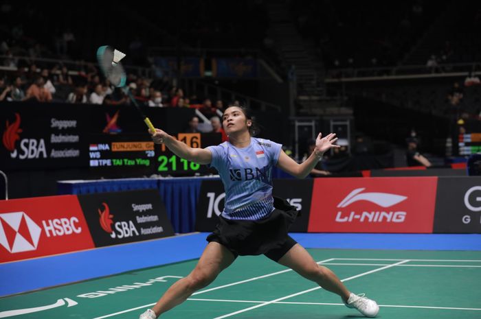 Tunggal putri Indonesia, Gregoria Mariska Tunjung, berusaha mengembalikan kok saat pertandingan babak kedua Singapore Open 2023 di Singapore Indoor Stadium, Kallang, Singapura, 8 Juni 2023.