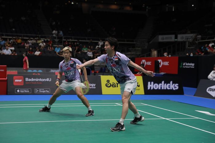 Pasangan ganda putra Indonesia, Marcus Fernaldi Gideon/Kevin Sanjaya Sukamuljo, pada babak kedua Singapore Open 2023 di Singapore Indoor Stadium, Kamis (8/6/2023).