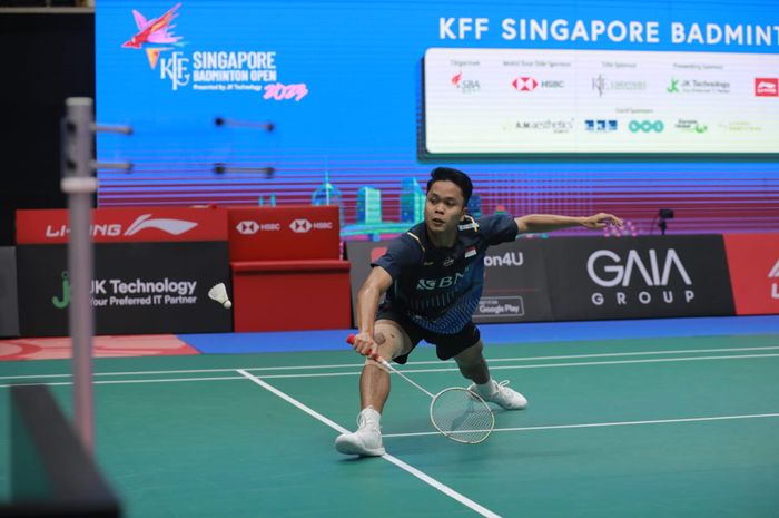Aksi tunggal putra Indonesia, Anthony Sinisuka Ginting usai memenangi babak kedua Singapore Open 2023, Kamis (8/6/2023)