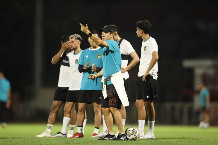 Shin Tae-yong saat memimpin latihan timnas Indonesia.