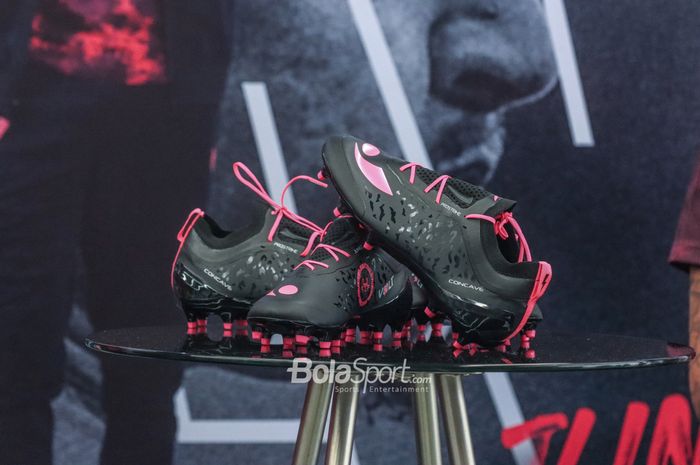 Sepatu sepak bola hasil kolaborasi apparel bernama Concave dengan Jesse Lingard, JLingz, ditampilkan di Pabrik Aggiomultimex, Tiga Raksa, Tangerang, Banten, Jumat (9/6/2023) siang.