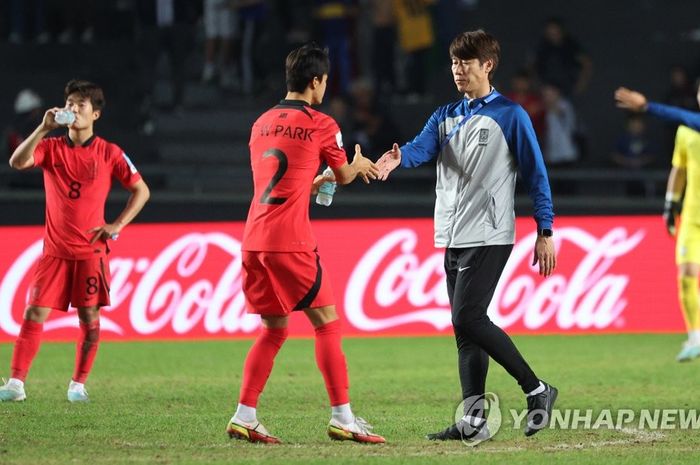 Pelatih Timnas U-20 Korea Selatan, Kim Eun-jung (kanan), berjabat tangan dengan bek Park Chang-woo setelah kalah 1-2 dari Italia di semifinal Piala Dunia U-20 2023, Jumat (9/6/2023) dini hari WIB.