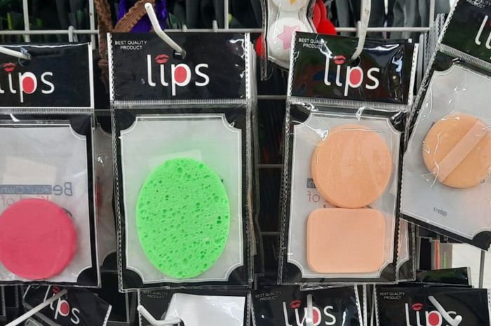 Mencuci Spons Bedak dengan Sabun