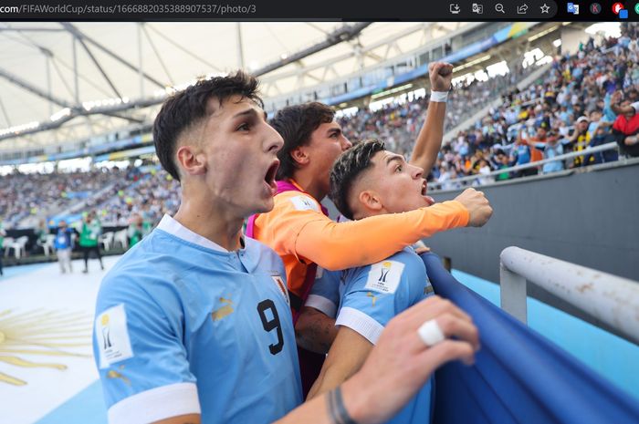 Para pemain timnas Uruguay U-20 merayakan gol Anderson Duarte ke gawang timnas Israel U-20 dalam babak semifinal Piala Dunia U-20 2023 di La Plata Stadium, Kamis (8/6/2023).