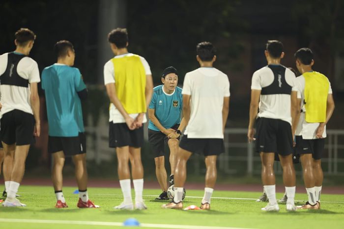 Pelatih timnas Indonesia, Shin Tae-yong saat memberi arahan atau intruksi ke para pemain.