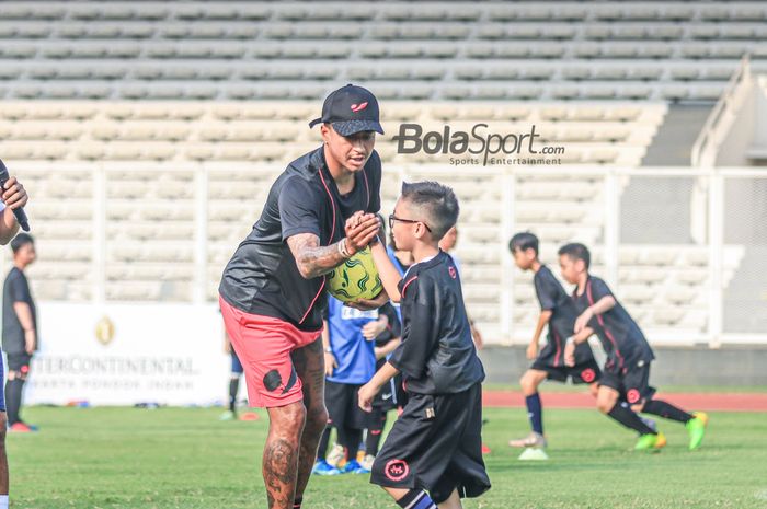 Mantan pemain Manchester United, Jesse Lingard, memberikan semangat kepada salah satu peserta coaching clinic di Stadion Madya, Senayan, Jakarta, Sabtu (10/6/2023) siang.