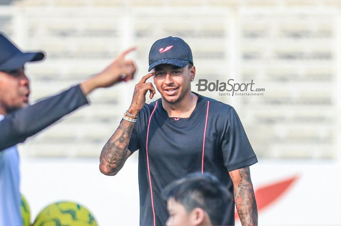 Mantan pemain Manchester United, Jesse Lingard, sedang memberikan intruksi kepada para peserta coaching clinic dalam kolaborasinya dengan Concave di Stadion Madya, Senayan, Jakarta, Sabtu (10/6/2023).