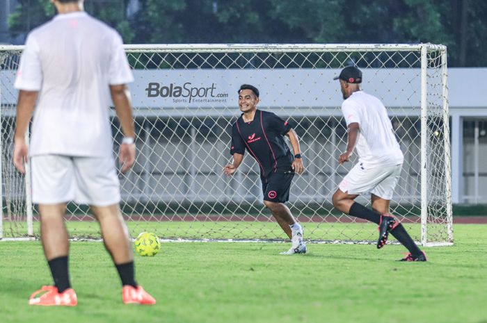 Pemain Persita Tangerang, Ambrizal Umanailo (tengah), sedang menjalani fun football dalam acara kolaborasi dengan Concave di Stadion Madya, Senayan, Jakarta, Sabtu (10/6/2023) malam.