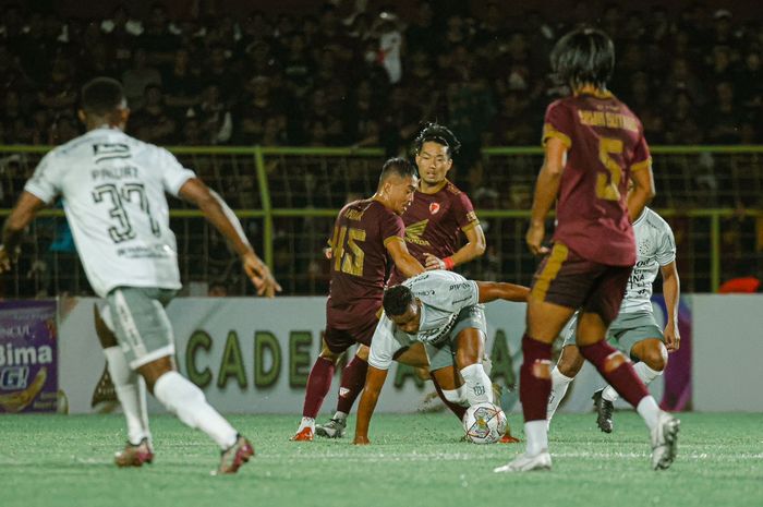 Pemain Bali United saat saling berebut bola dalam pertandingan leg kedua Play-off Liga Champions Asia 2023/2024, di Stadion BJ Habibie, Pare-Pare, Sabtu (10/6/2023).