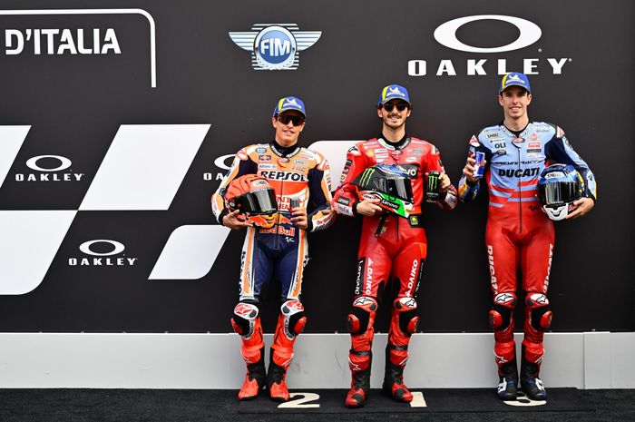 Dari kiri ke kanan, Marc Marquez (Repsol Honda), Francesco Bagnaia (Ducati), dan Alex Marquez (Gresini Racing) setelah kualifikasi MotoGP Italia 2023 di Sirkuit Mugello, Sabtu (10/6/2023).