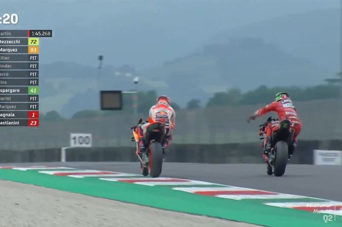 Pembalap Ducati Lenovo, Francesco Bagnaia (kanan), melakukan protes terhadap Marc Marquez dari tim Repsol Honda (kiri) karena insiden di antara mereka saat kualifikasi MotoGP Italia di Sirkuit Mugello, Toskana, Italia, 10 Juni 2023.