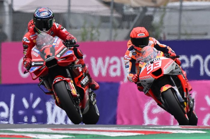 Pembalap Ducati Lenovo, Francesco Bagnaia (kiri), melaju di depan Marc Marquez dari tim Repsol Honda (kanan) saat kualifikasi MotoGP Italia di Sirkuit Mugello, Toskana, Italia, 10 Juni 2023.