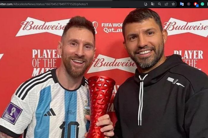 Lionel Messi berpose dengan Sergio Aguero usai final Piala Dunia 2022.