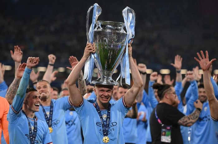 Erling Haaland dengan trofi juara usai Manchester City kalahkan Inter Milan pada final Liga Champions di Istanbul (10/6/2023). Raih treble dalam musim pertama di City, Haaland dijagokan bisa saingi Lionel Messi untuk raih Ballon d'Or 2023.